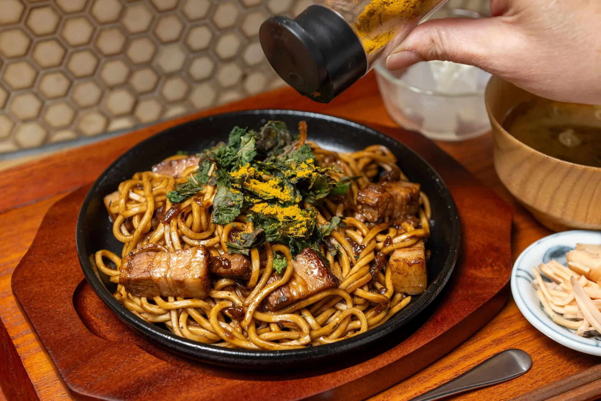 和だしと2種のソースで仕上げる焼きそば