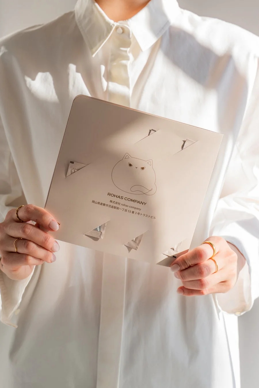 会社情報が書かれた紙製品