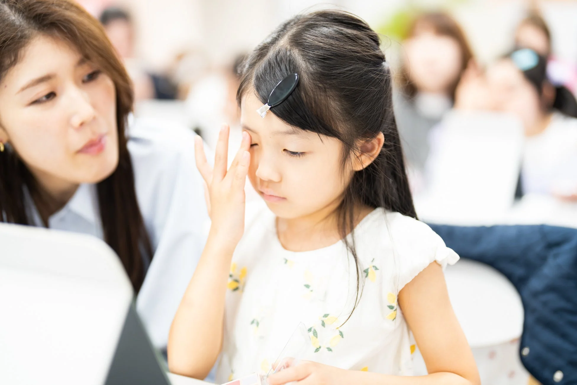 子どもがアイシャドウを塗る様子
