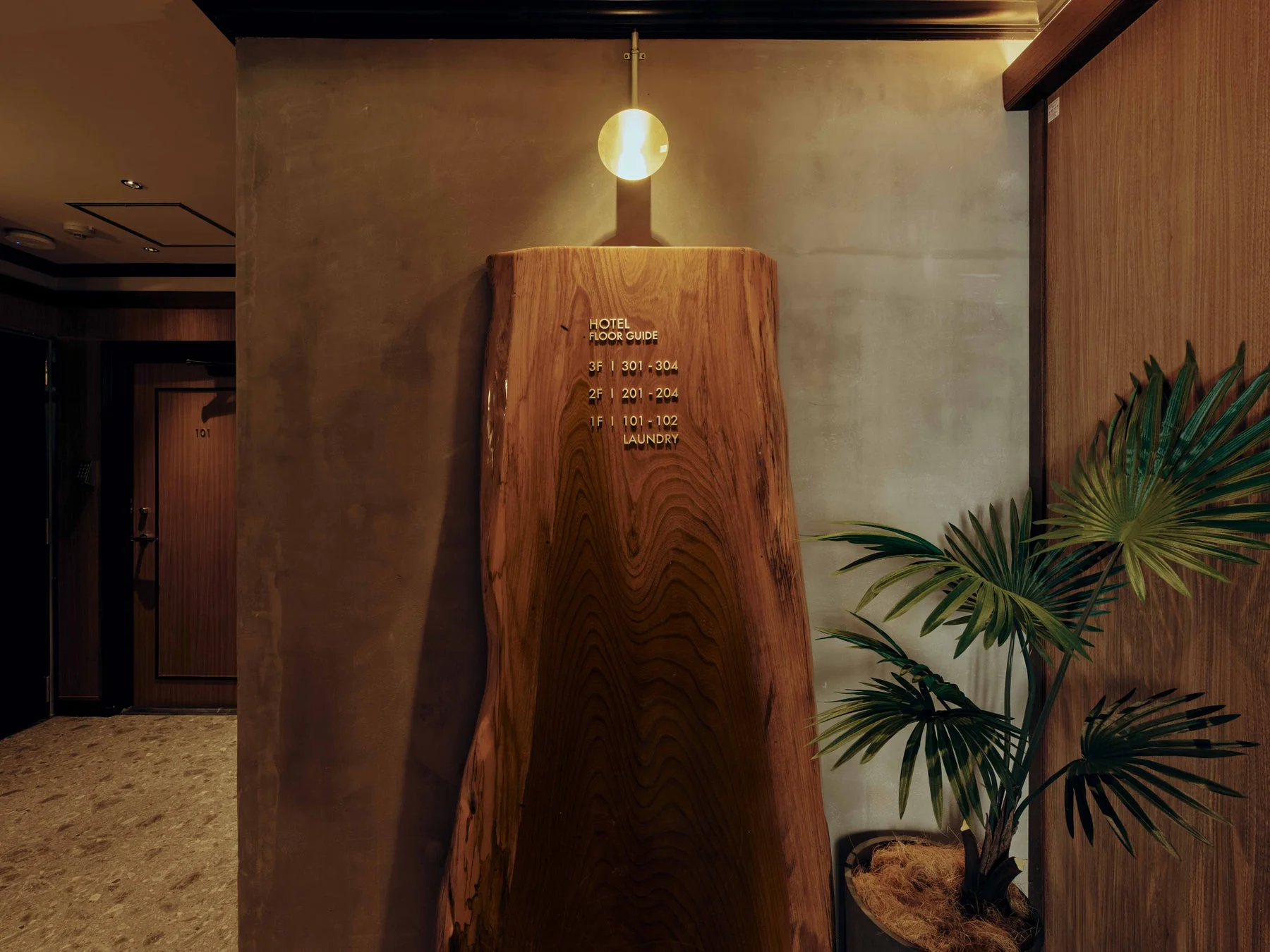 ホテルのフロアガイドと観葉植物