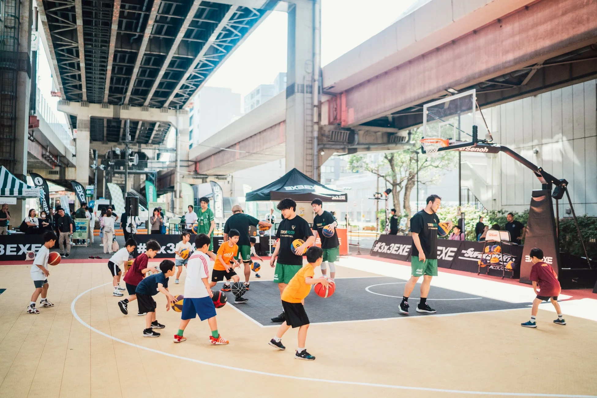 多くの子供たちがバスケットボールを楽しむ様子