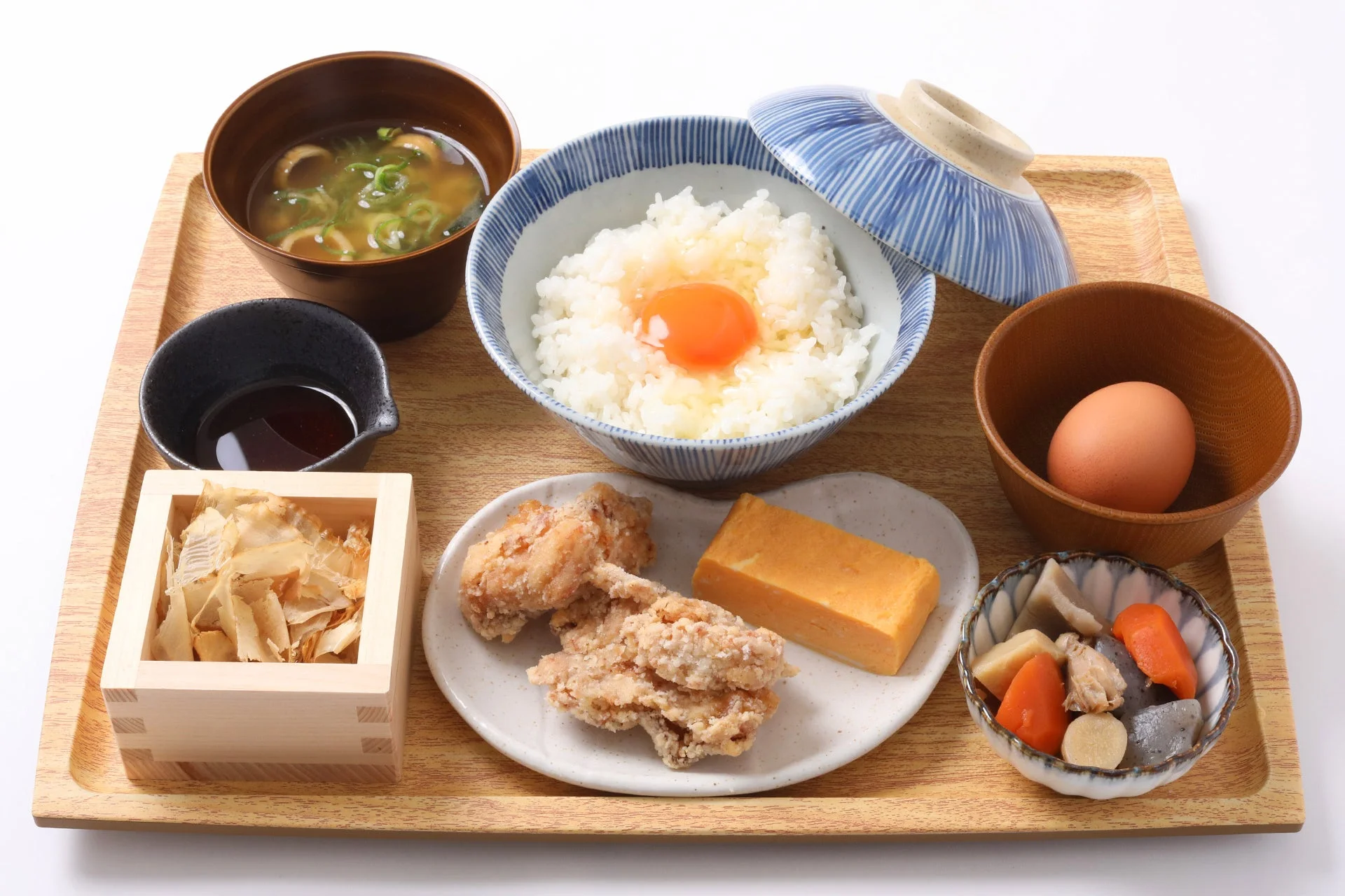 卵かけご飯とから揚げの定食