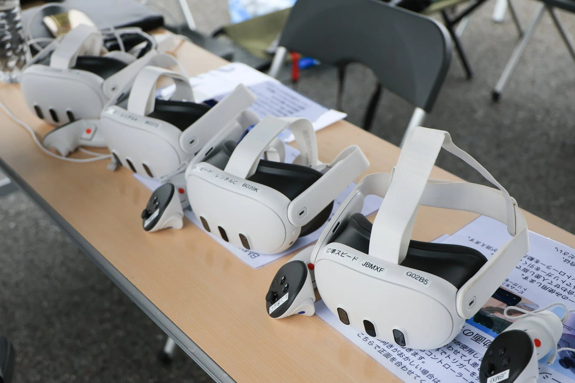 VRゴーグルが並べられたテーブル