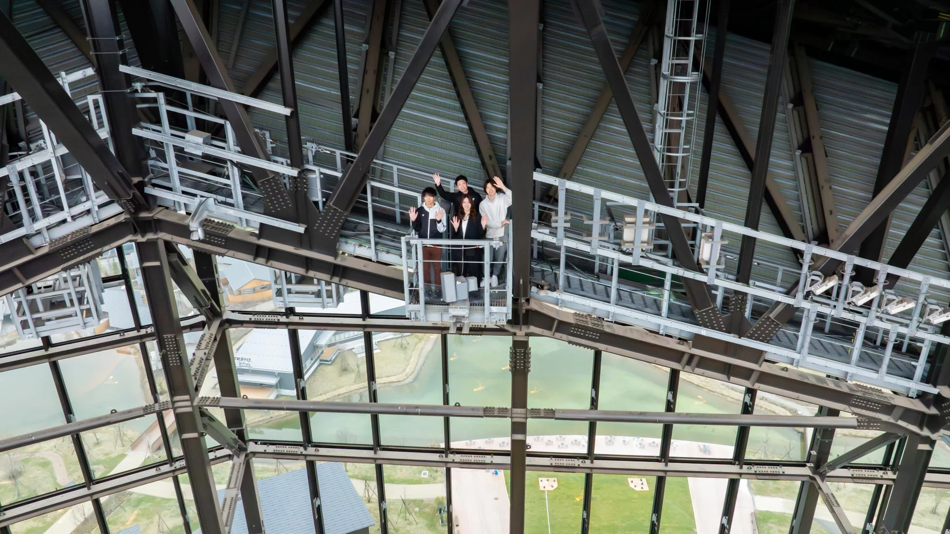 高層建築物の内部から手を振る人々