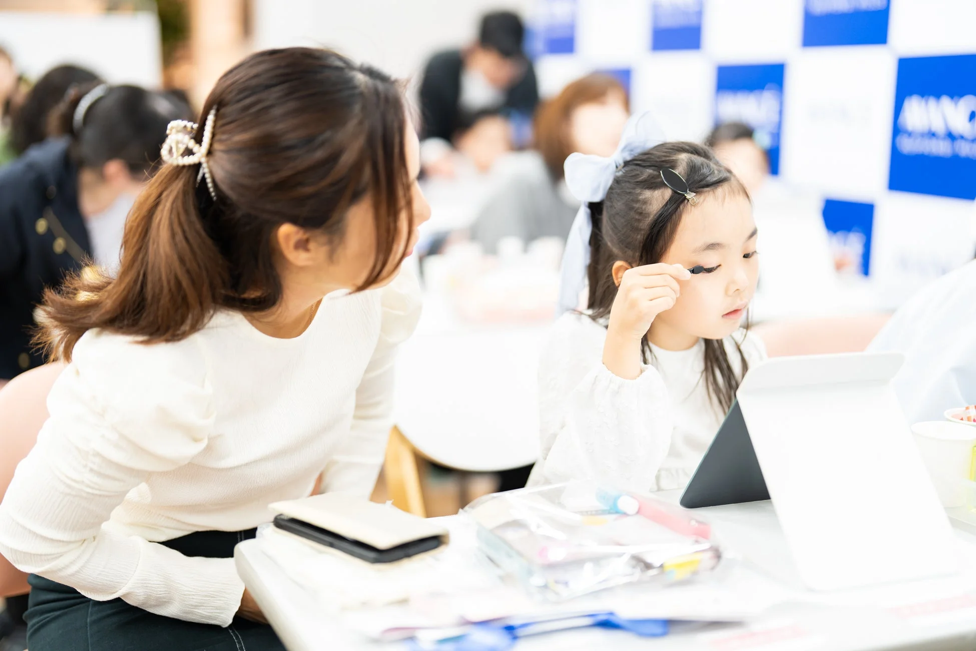タブレットを見ながらアイメイク