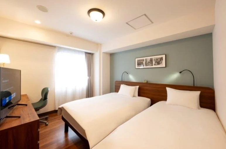 モダンで清潔感のあるホテルのツインルーム