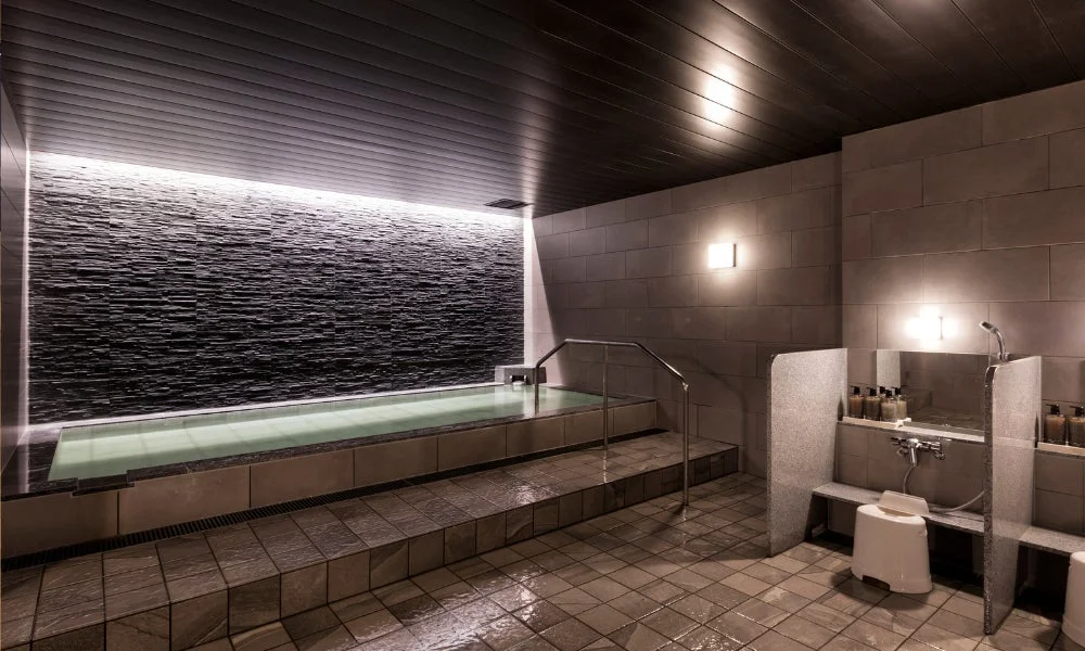 モダンで落ち着いた雰囲気の大浴場