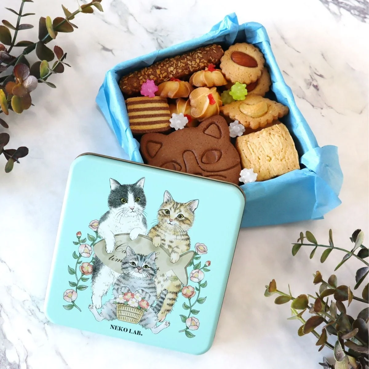 幸せを呼ぶ青のクッキー缶