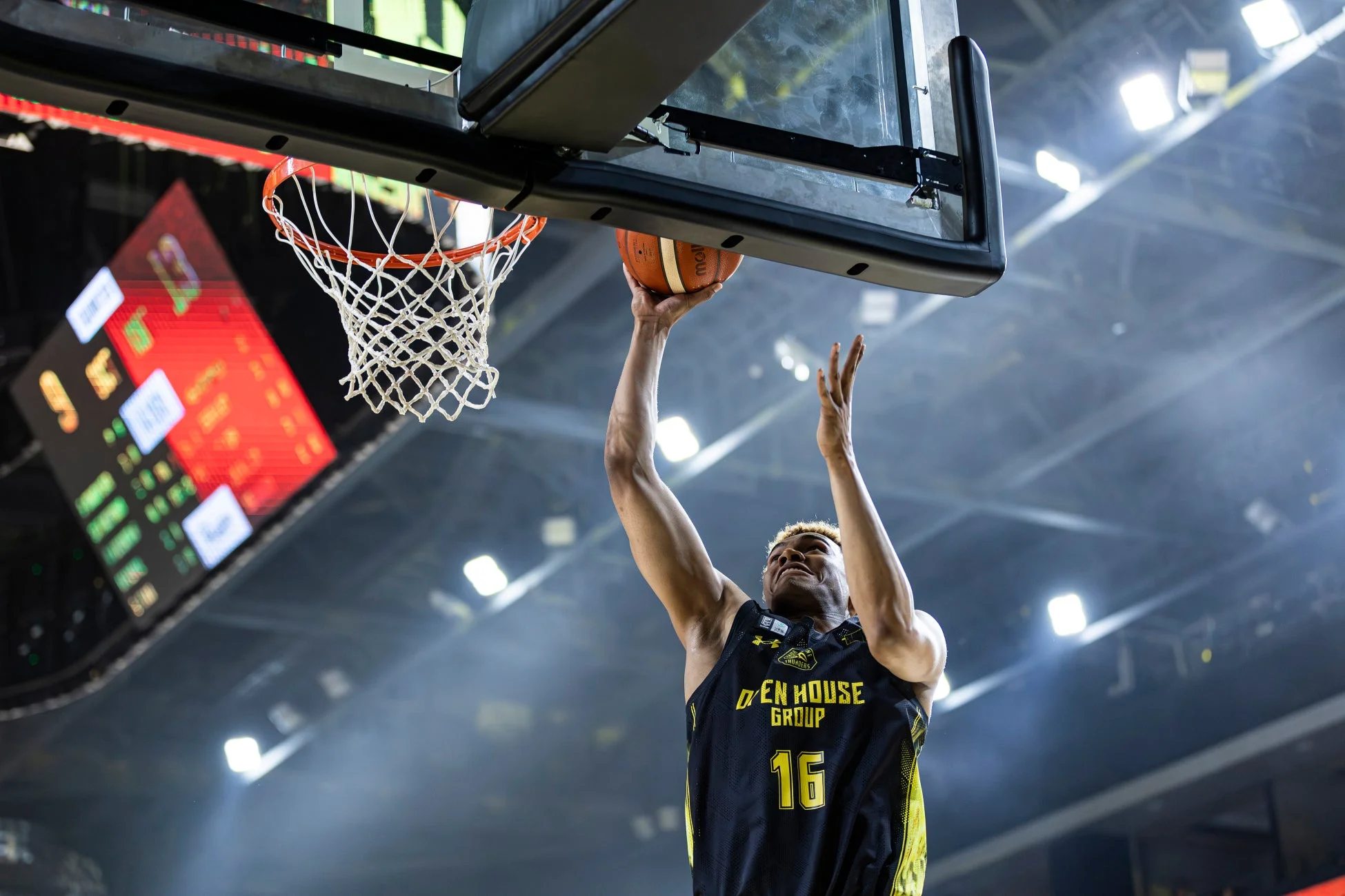 ダンクシュートを決める選手