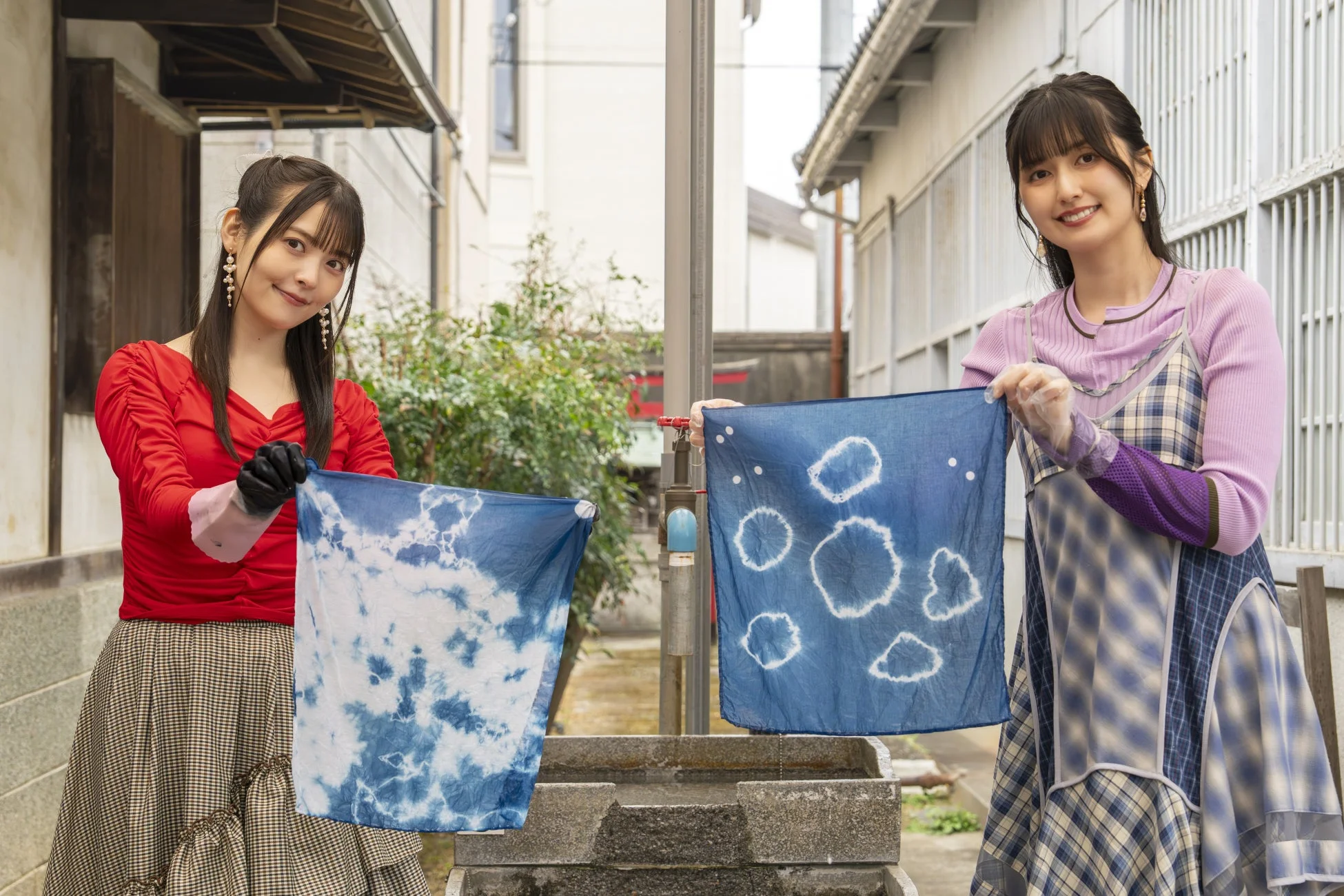 藍染め体験を楽しむ上坂すみれさんと駒形友梨さん