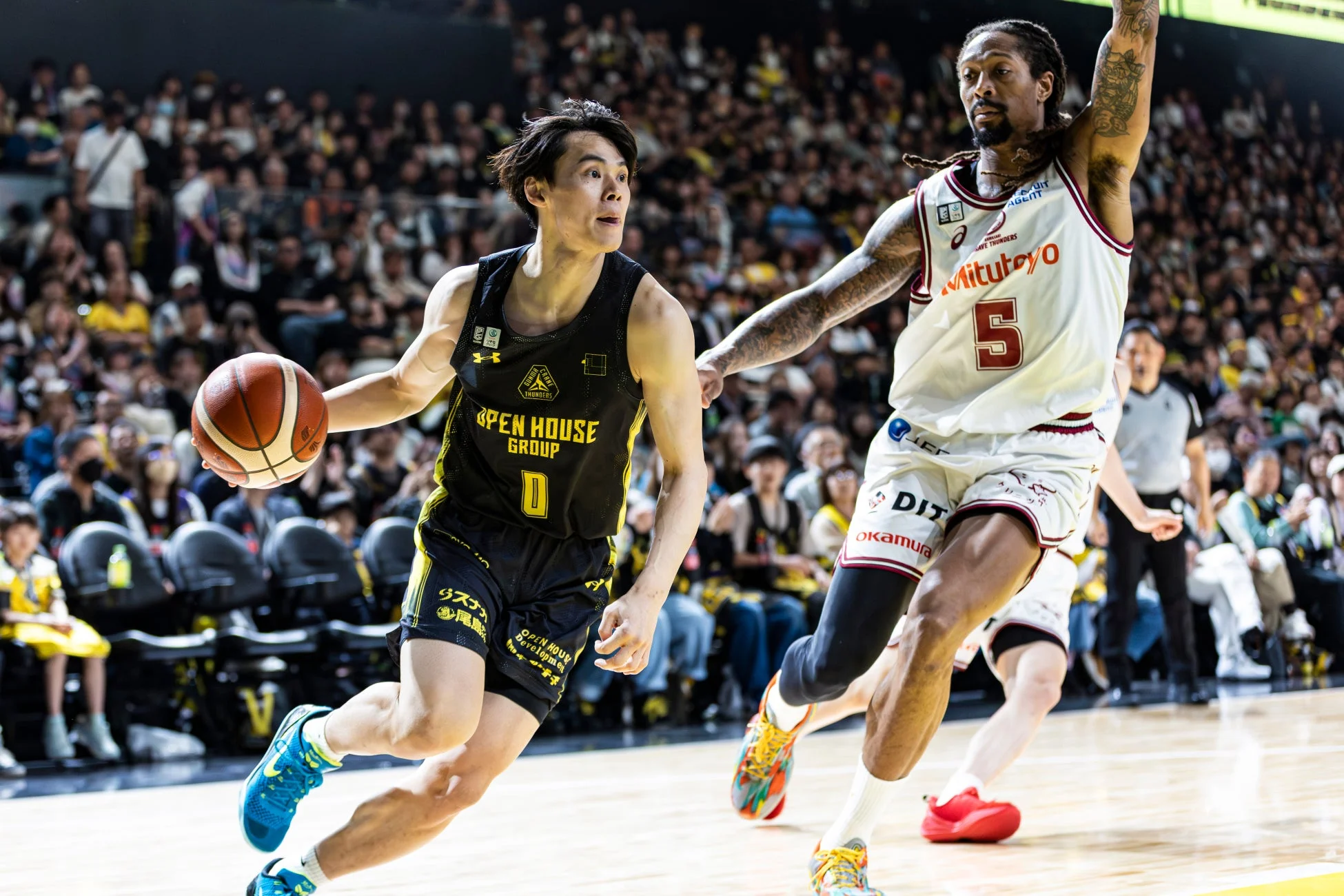 ボールを運ぶ選手