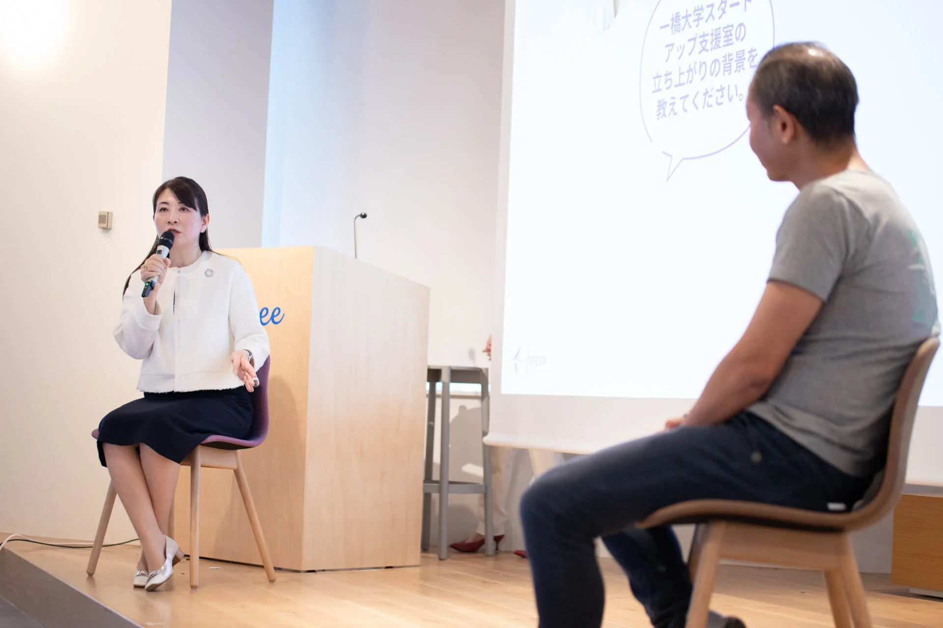 対談イベントで話す西野副学長