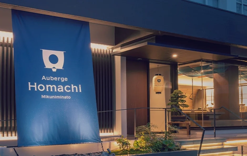 ホテル入り口（夜）