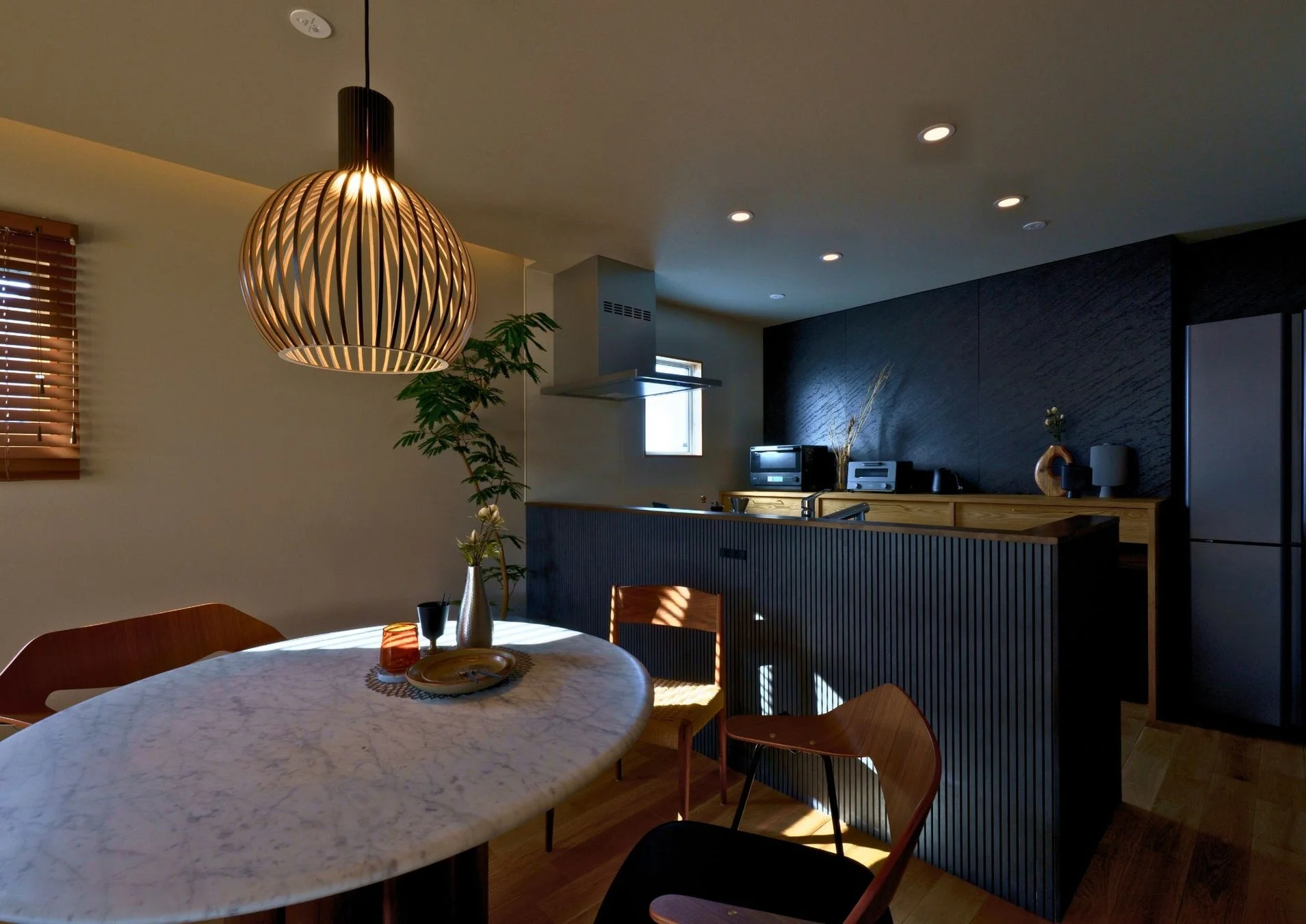 モダンでスタイリッシュなダイニングとキッチン空間