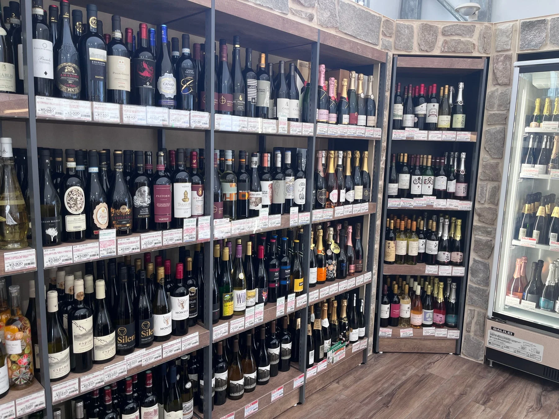 ワイン棚と石壁