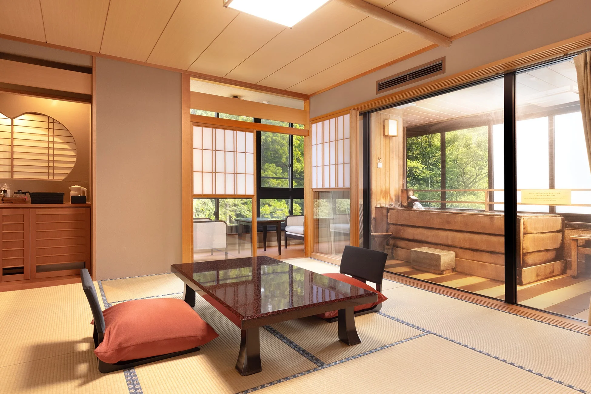 かがり吉祥亭の和室と露天風呂