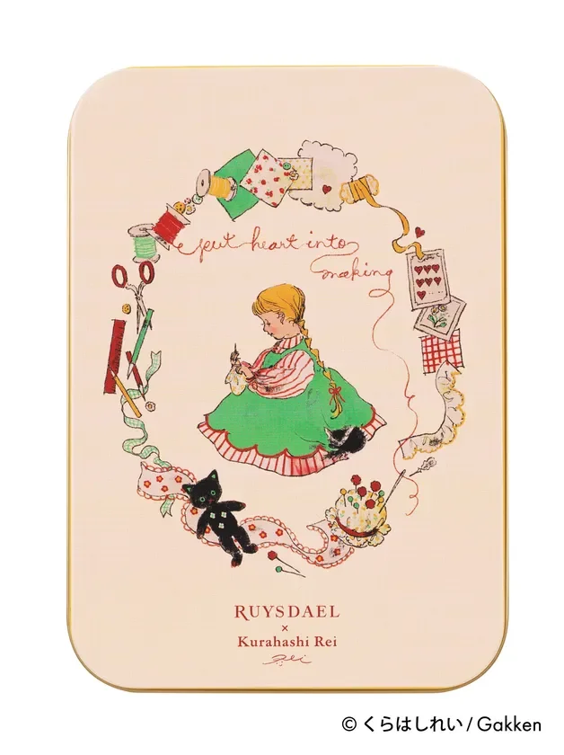 裁縫をする少女を中心に、手芸道具がリース状に描かれた可愛らしいイラストの缶