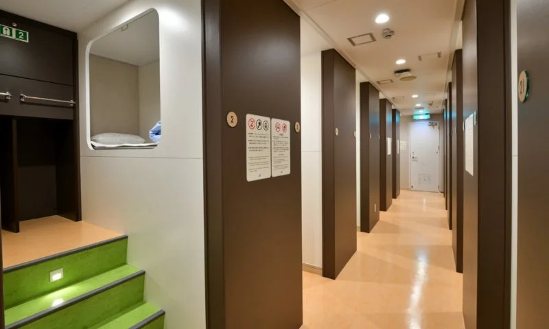 カプセルホテルのような宿泊施設の通路と寝室部分