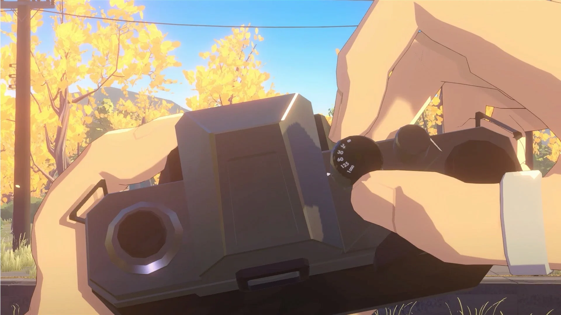 アニメ調の絵柄で、手がカメラを構えているクローズアップショット。