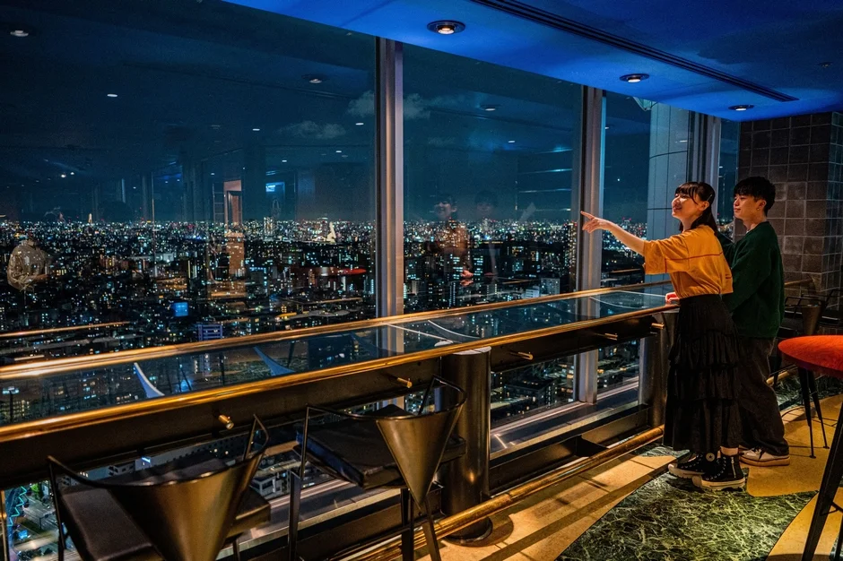 夜景を望むカップル