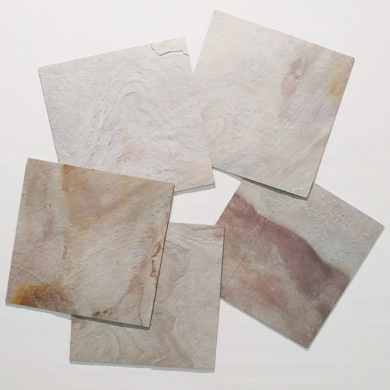 様々な色合いの石材タイルが重なる様子