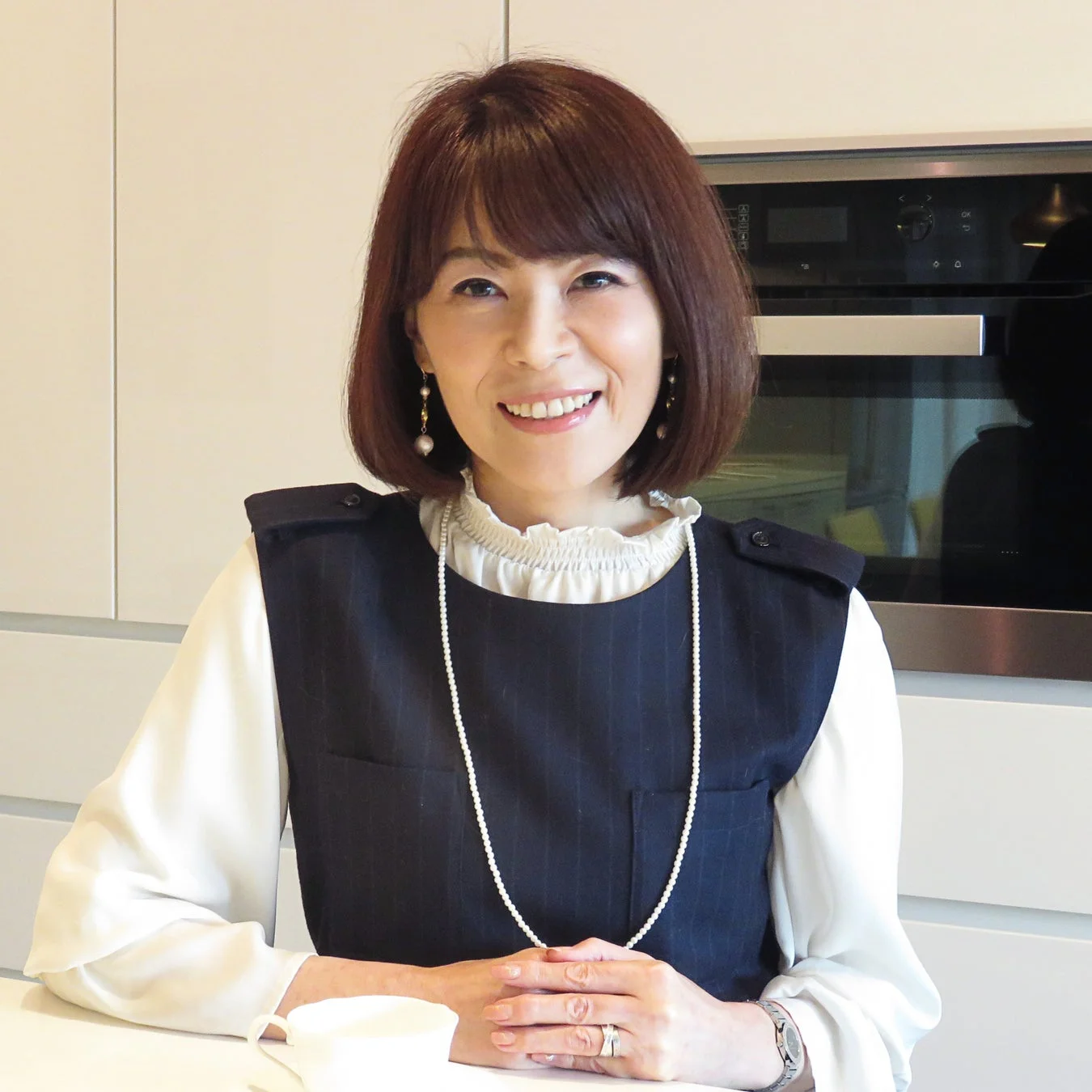 笑顔の日本人女性がテーブルに座っています