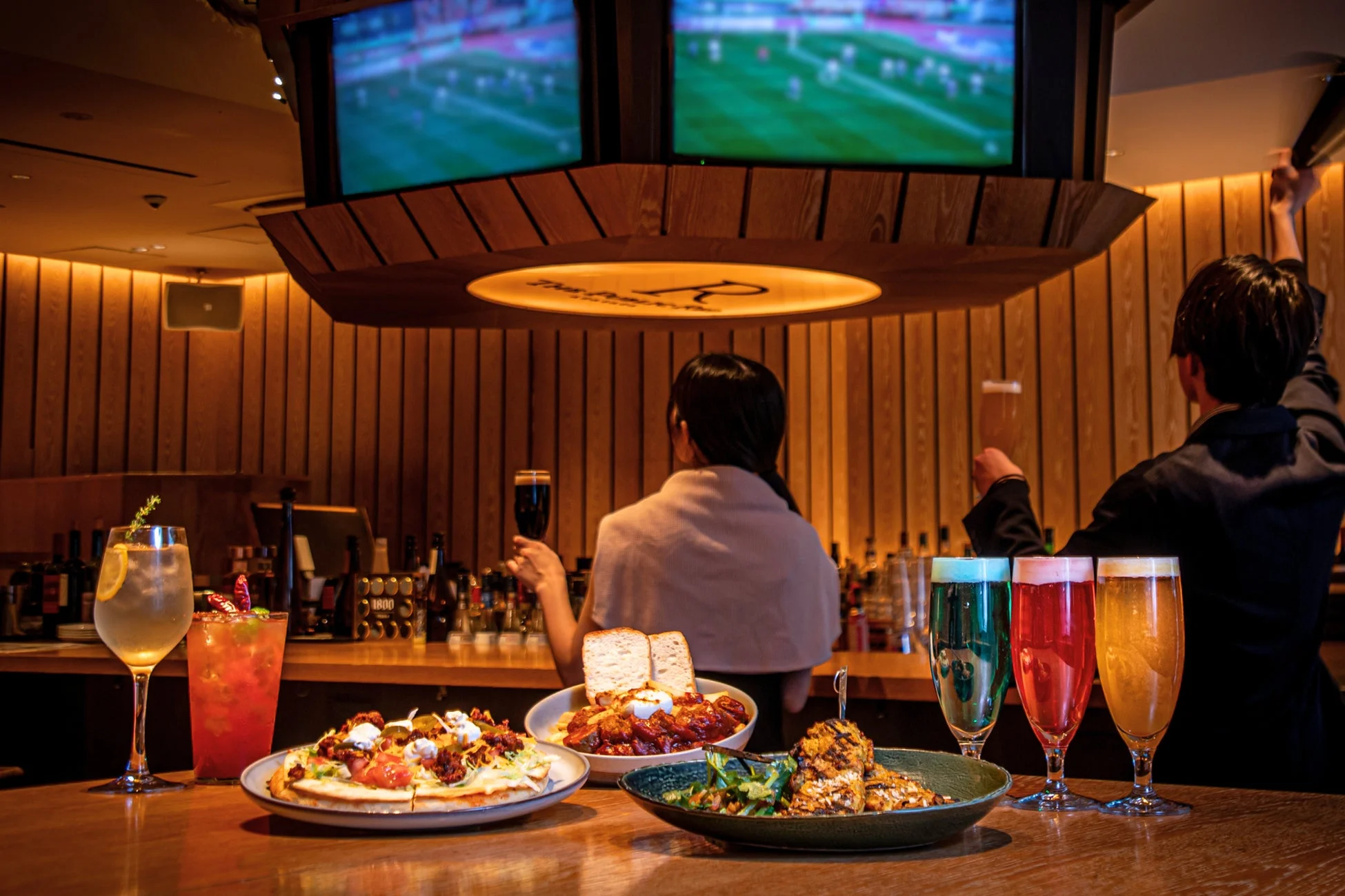 バーカウンターに並べられた料理とドリンク