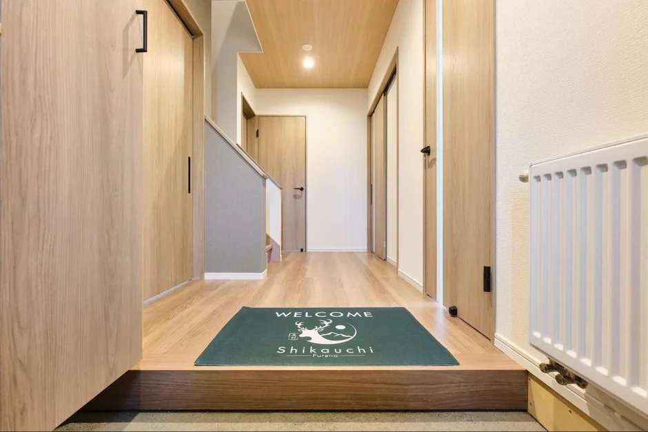 モダンな玄関と廊下