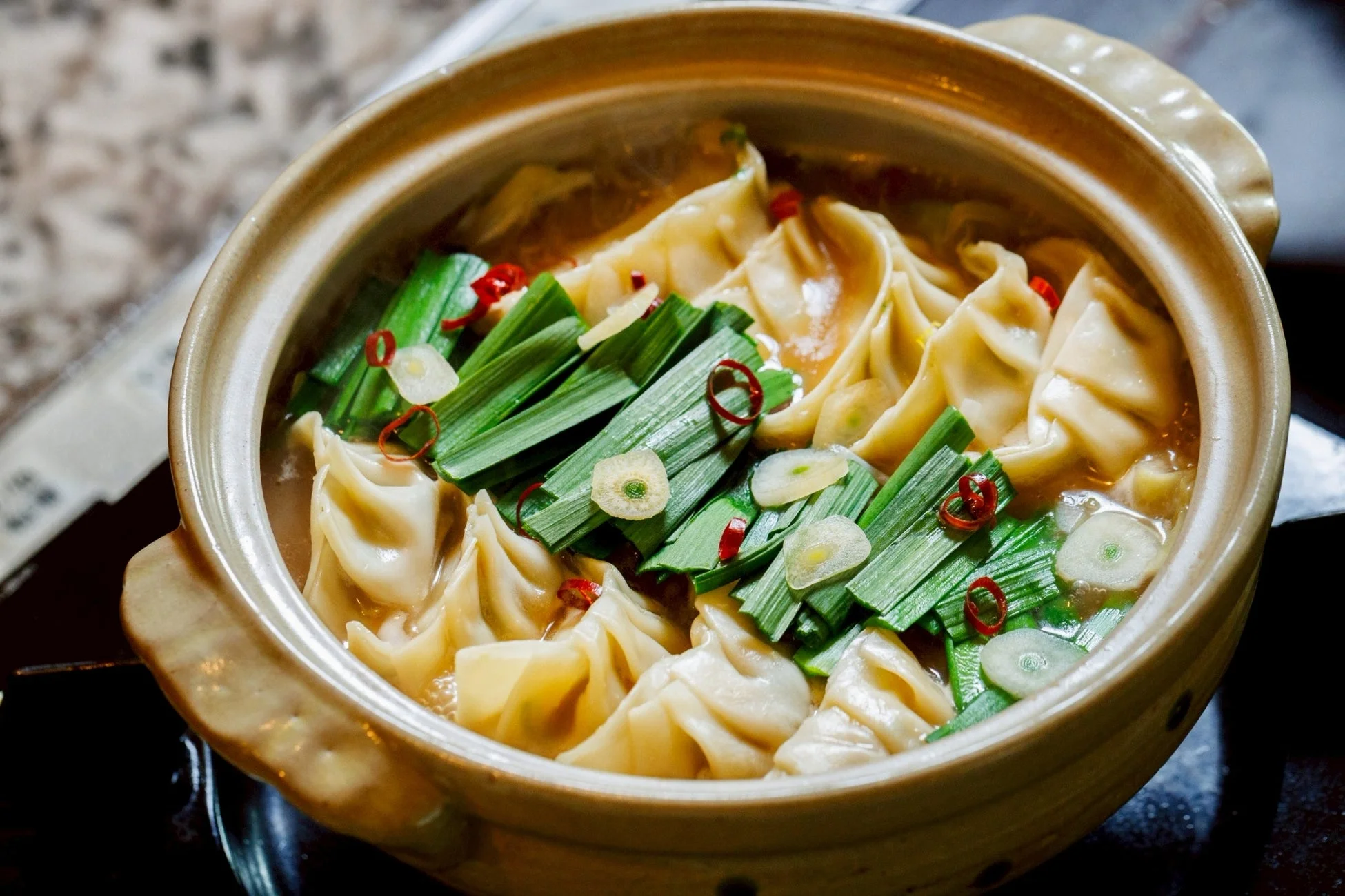 土鍋に入った温かい餃子鍋