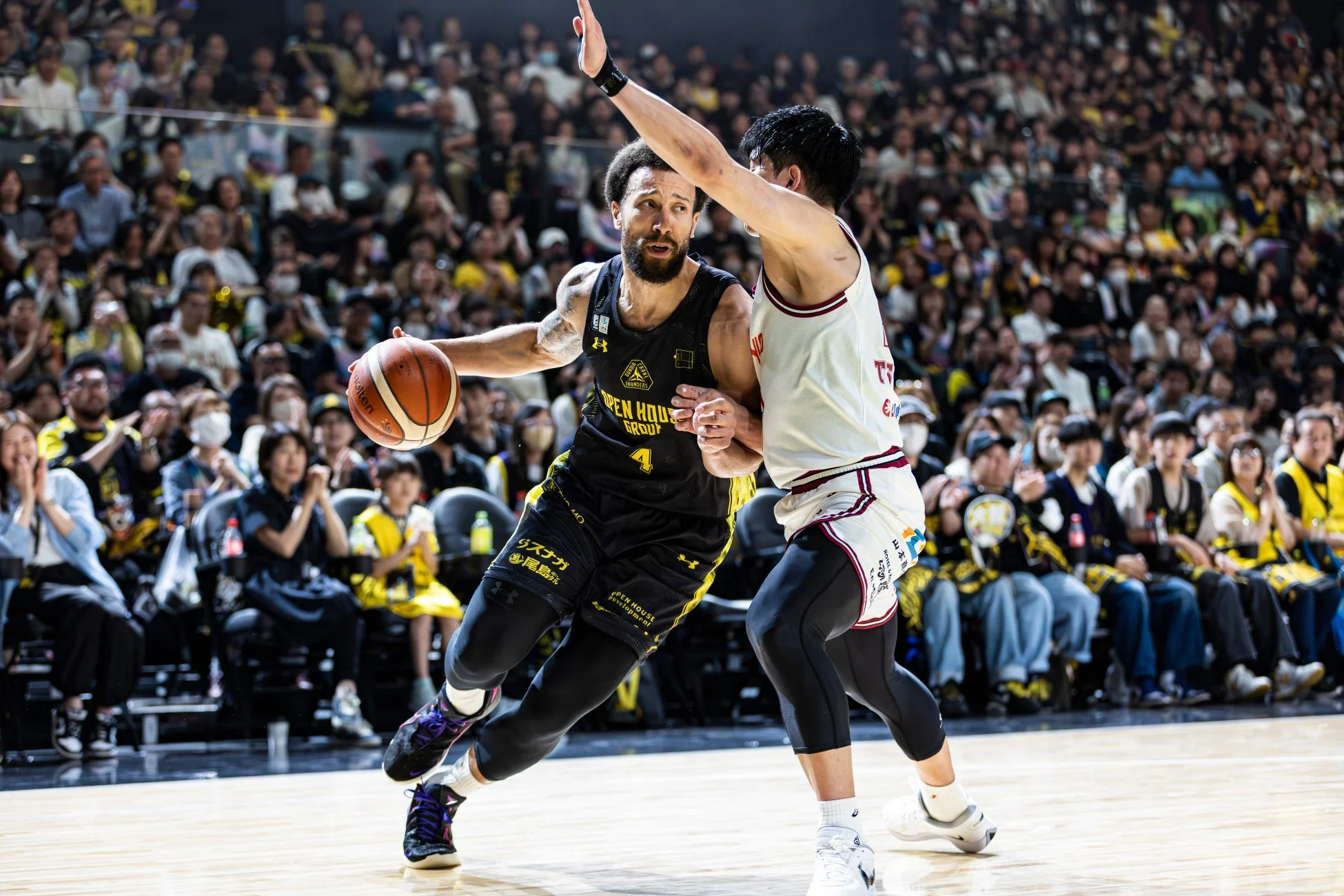 ドリブルする選手