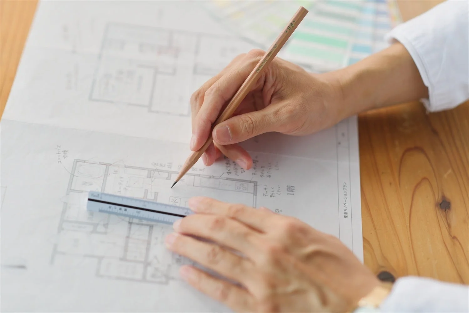 間取りのリノベーションプランを作成する様子