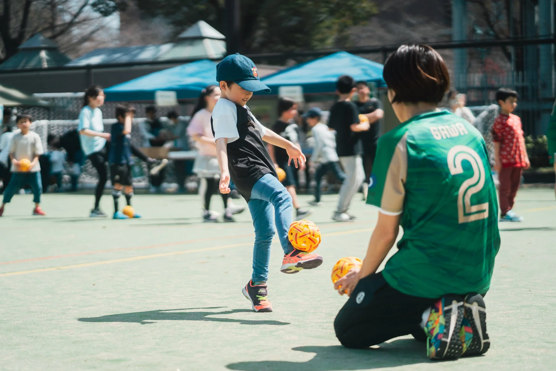 子供のサッカー練習風景