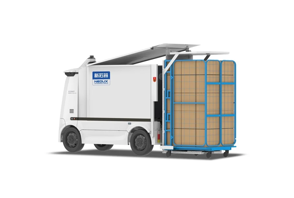 白い自動運転配送車両が、青いケージに積まれた多数の段ボール箱を運んでいる様子。スマートロジスティクスや無人配送の未来を示唆する画像です。