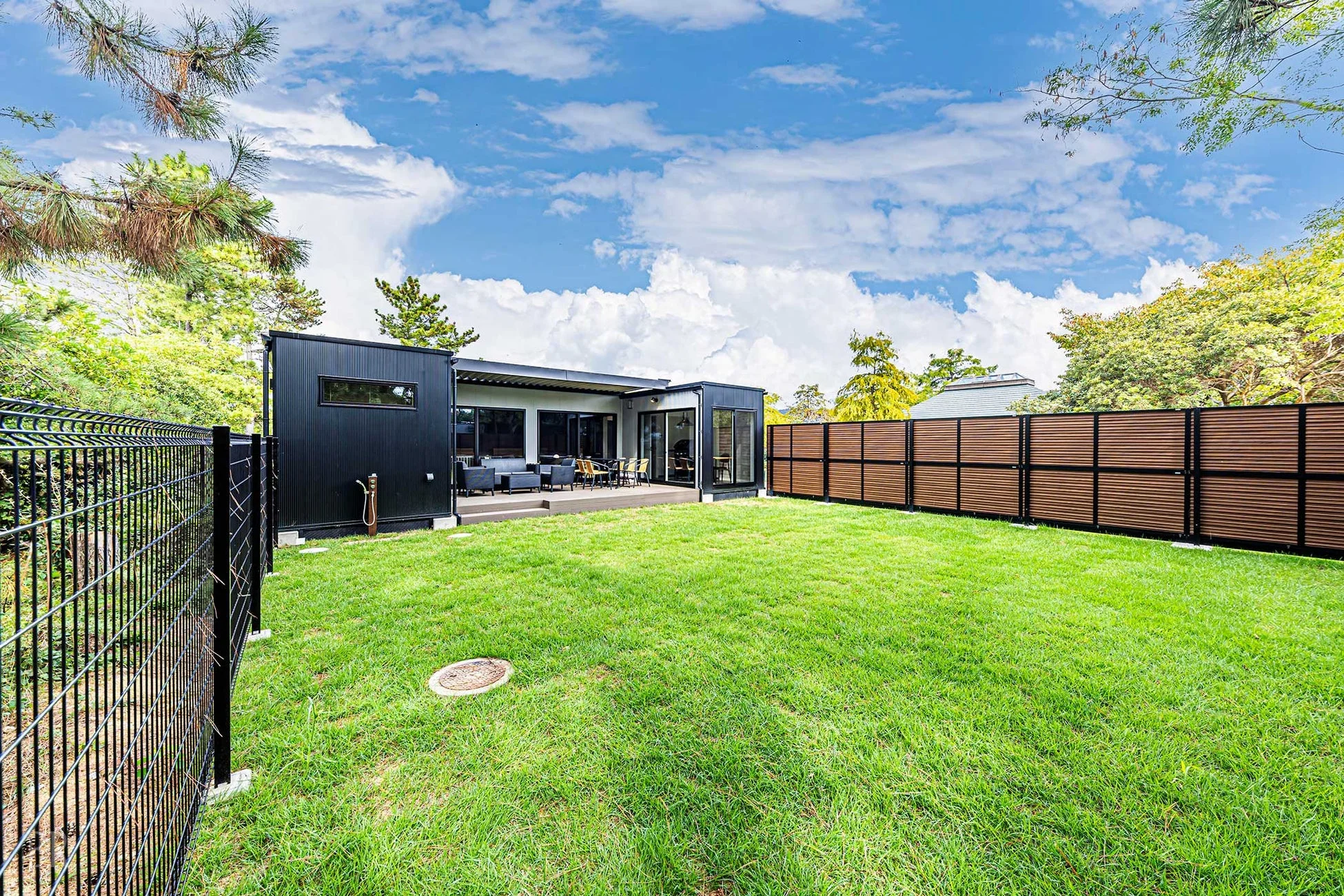 ウッドデッキのある裏庭