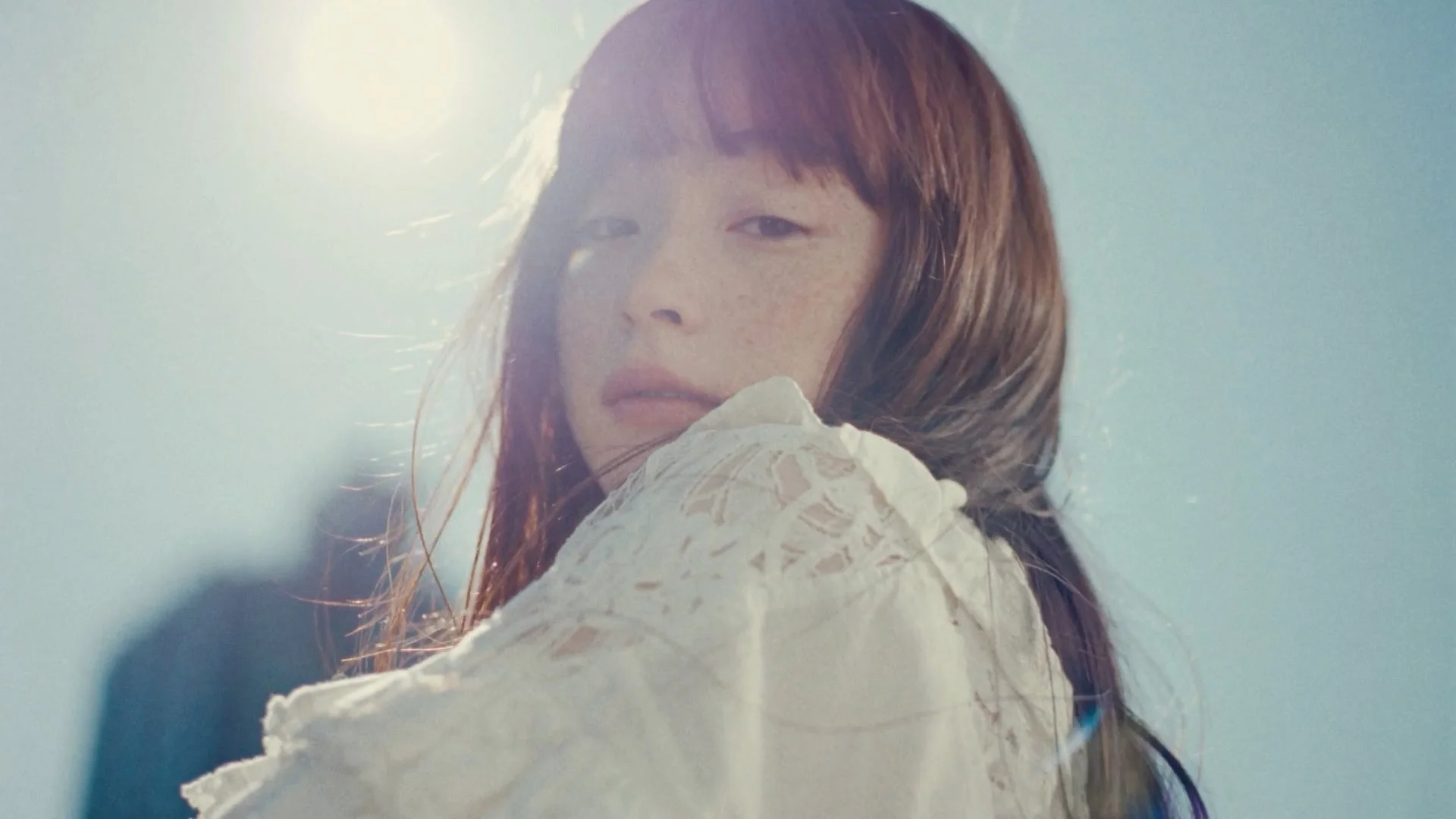 WebCMの一場面、光の中で振り返るモトーラ世理奈さん