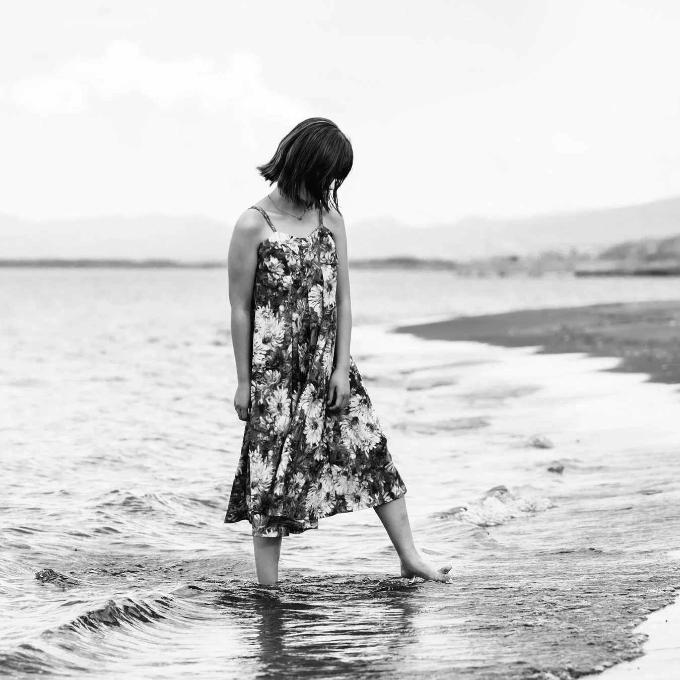 モノクロ、水辺の女性