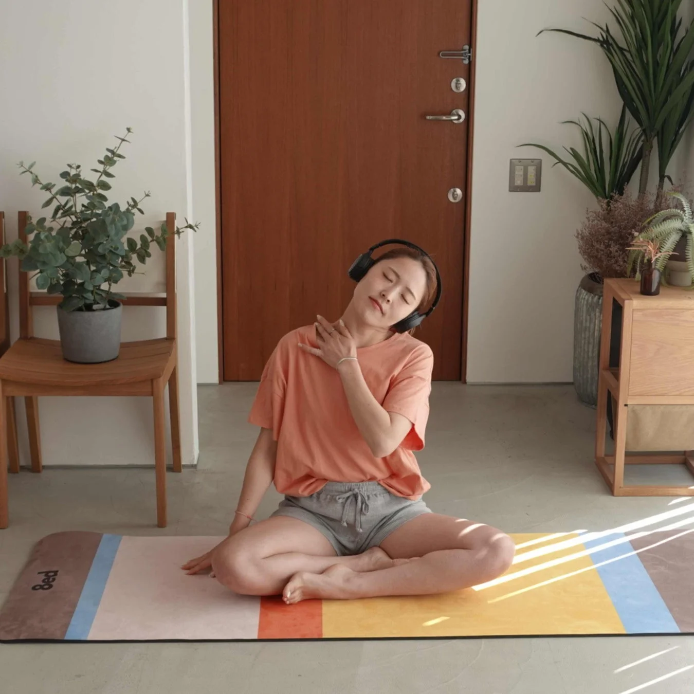 ヘッドホンをつけた女性 Amsterdam