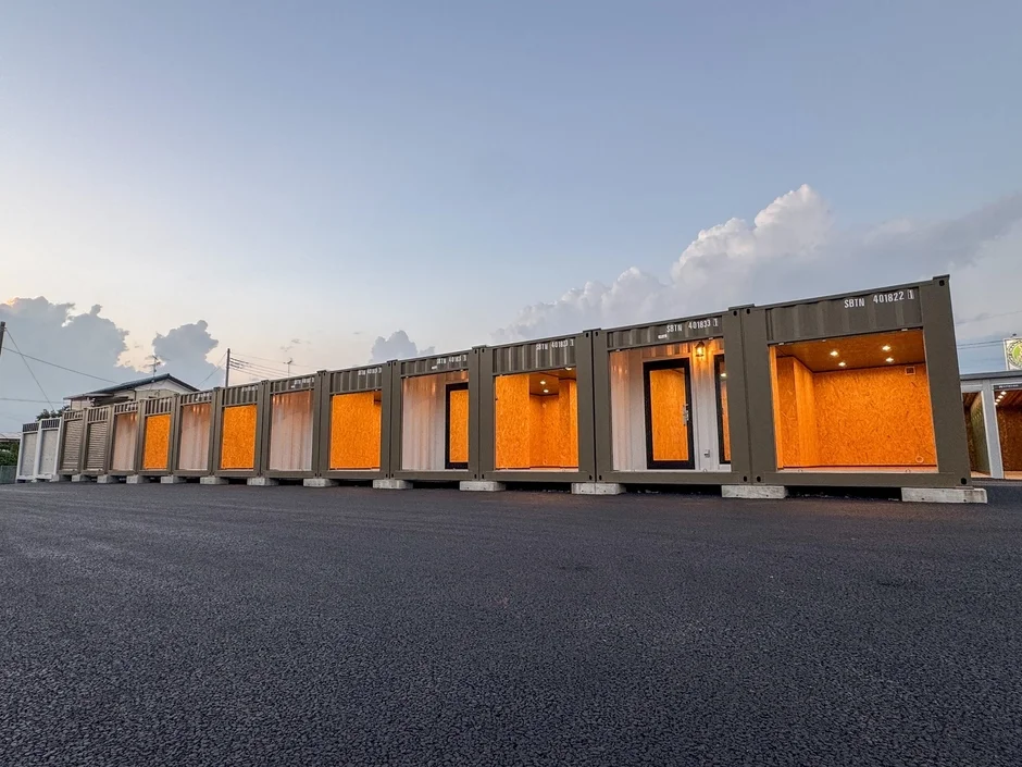 コンテナ、夕暮れ