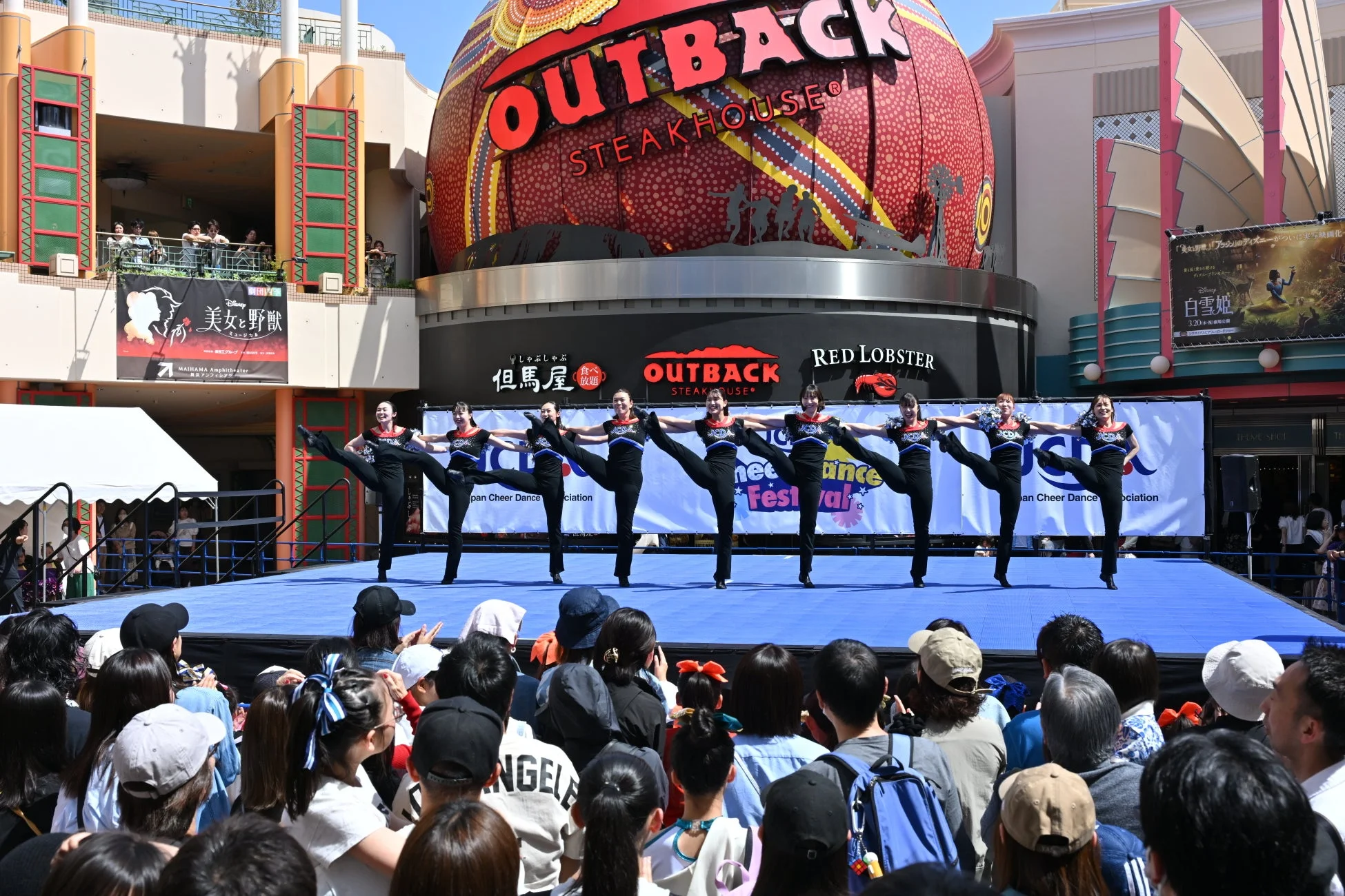 屋外ステージでのチアダンスパフォーマンス