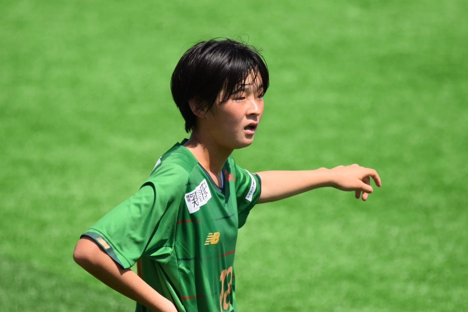 女子サッカー選手が指示