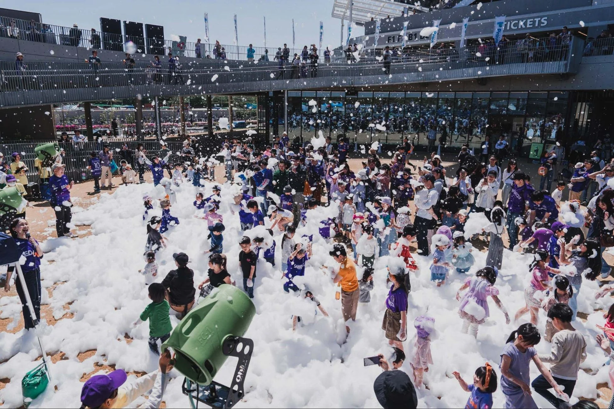 泡の中で楽しむ人々