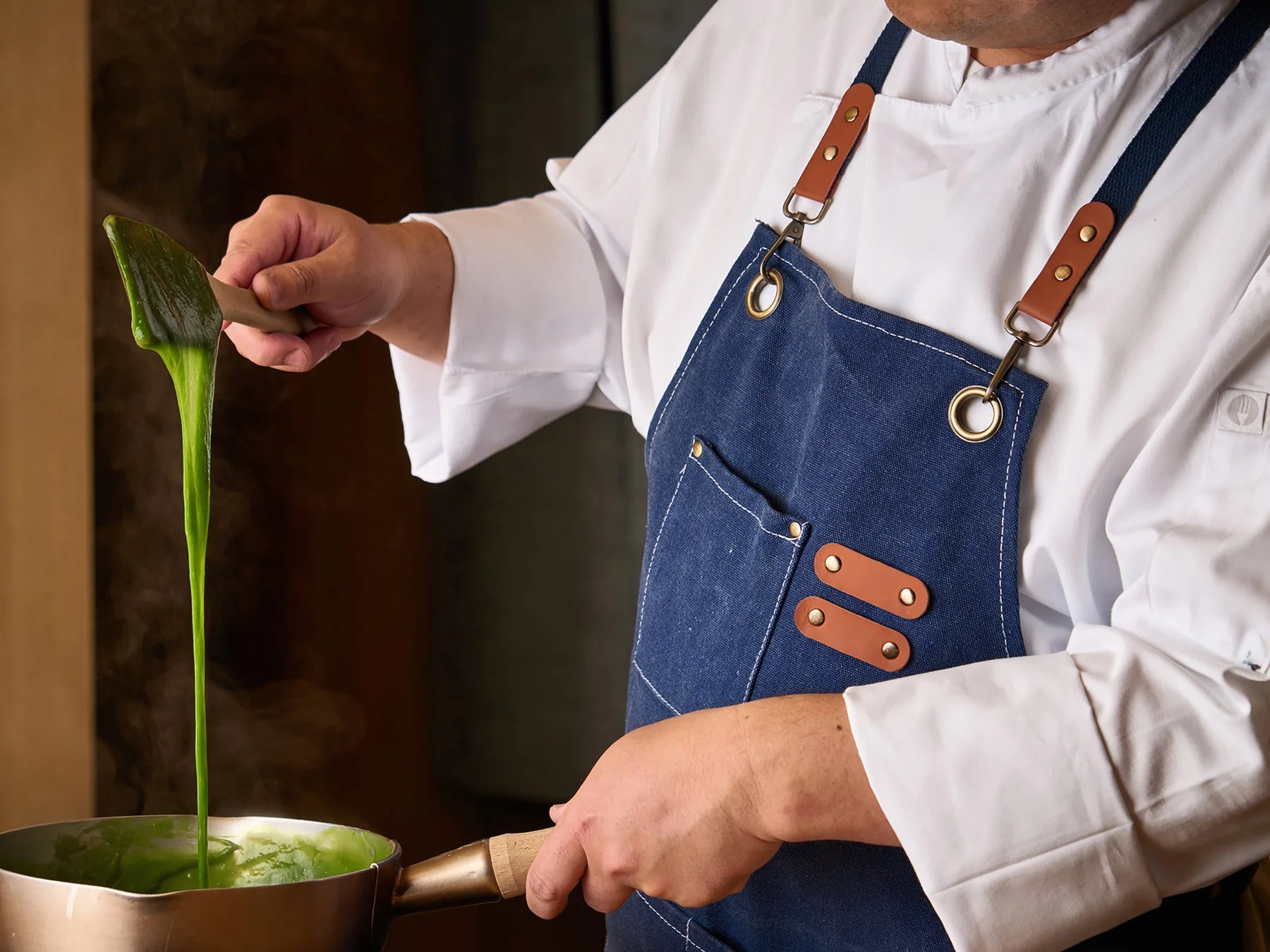 抹茶わらび餅を練る様子