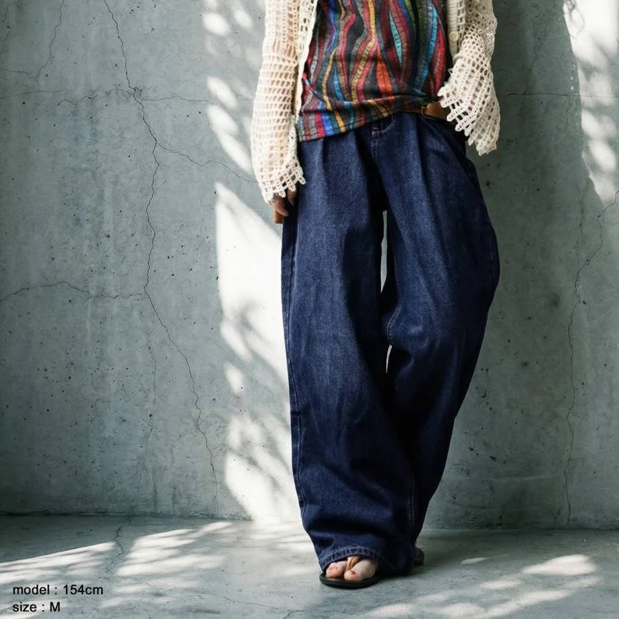 ストライプトップスとデニムのカジュアルスタイル