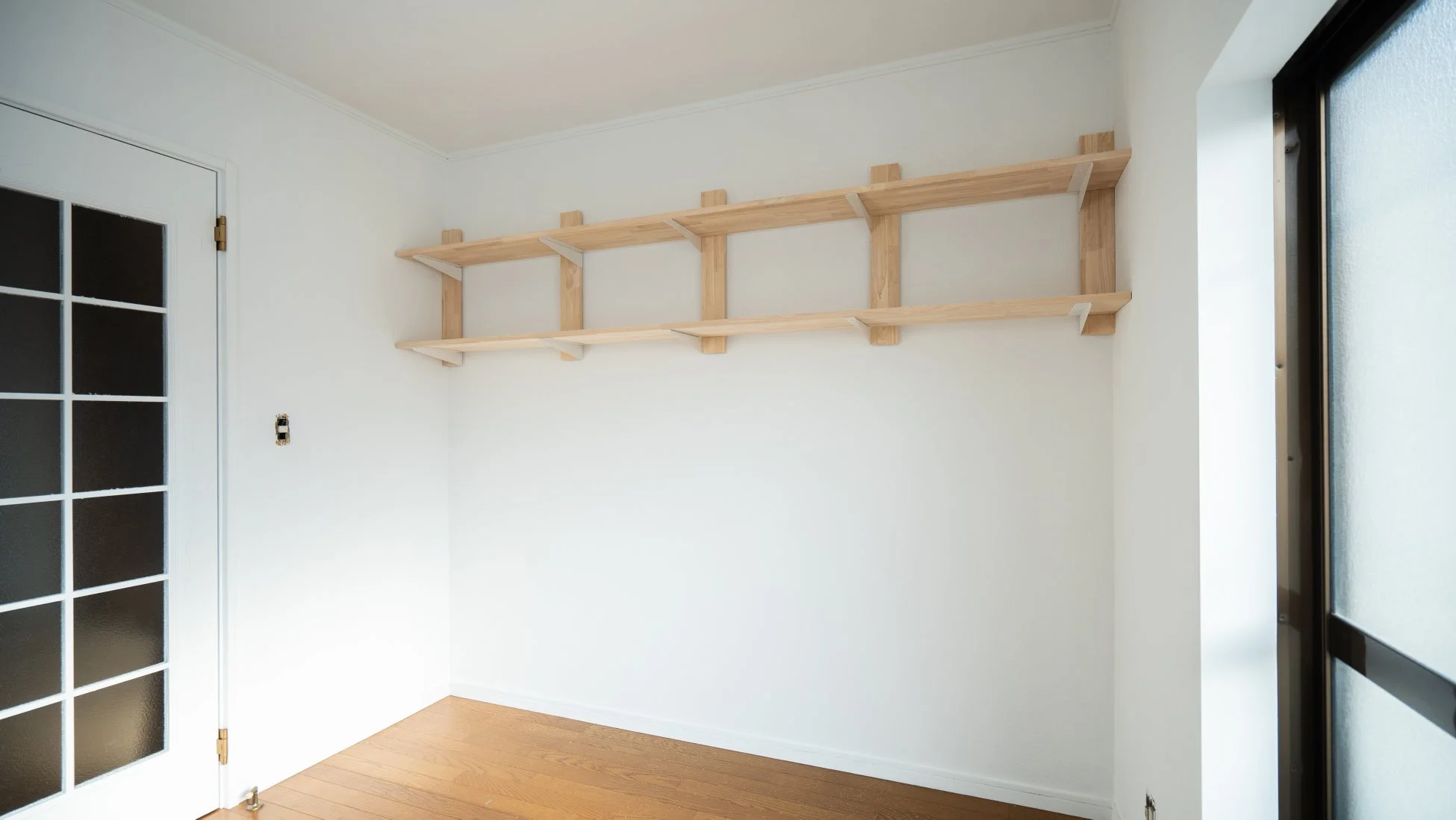 シンプルな部屋に設置された木製棚