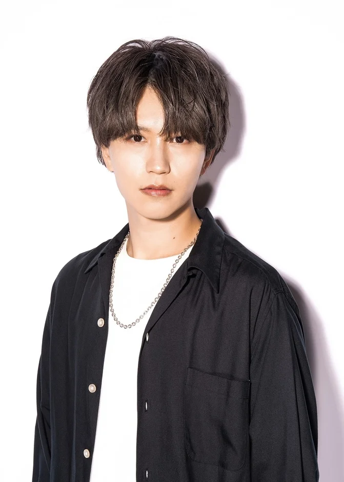 白い背景の前でカメラを見つめる若い男性