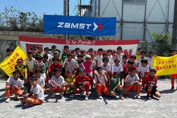 少年サッカーチームの集合写真