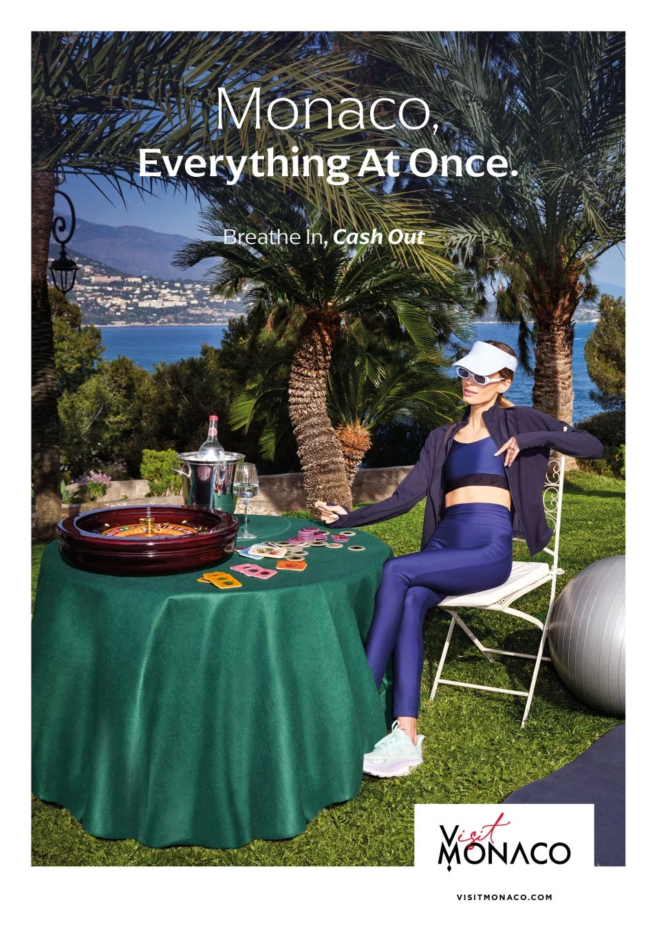 屋外テラスでルーレットを楽しむ女性と地中海の景色