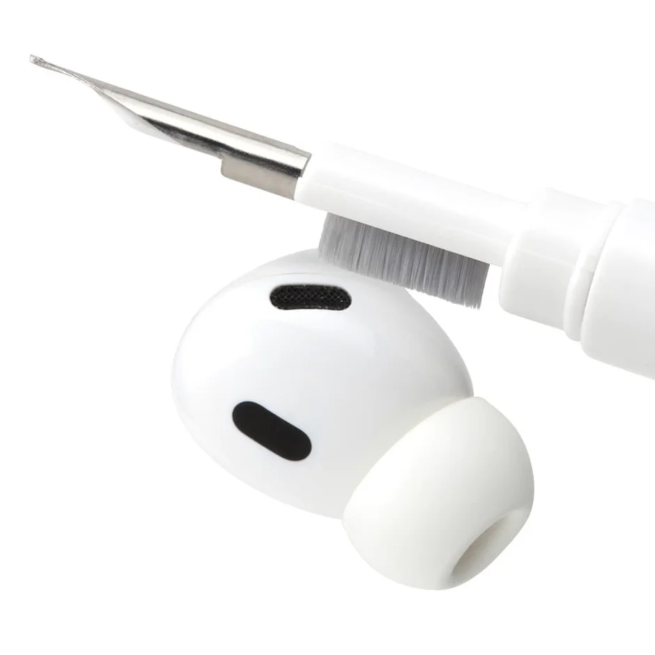 イヤホンのメッシュ部分をブラシで清掃する様子