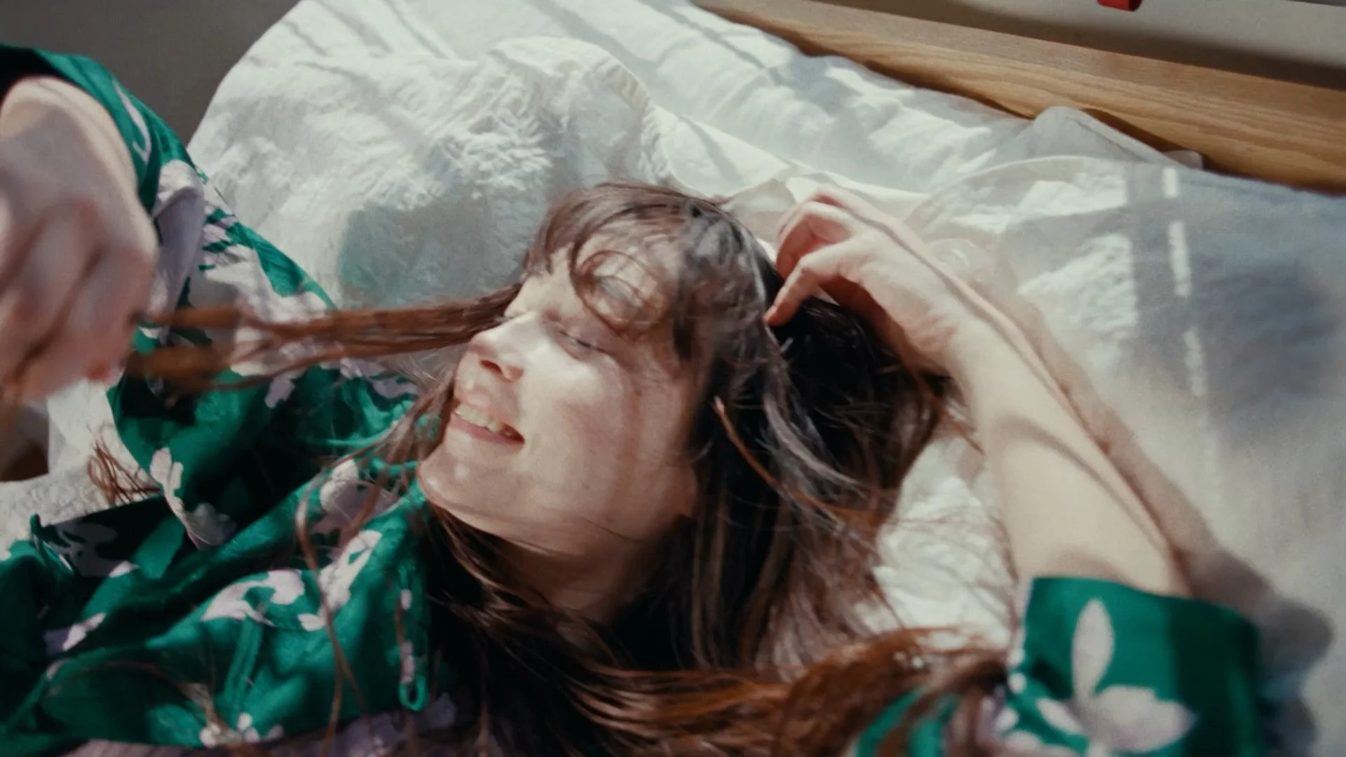 WebCMでリラックスした表情を見せるモトーラ世理奈さん