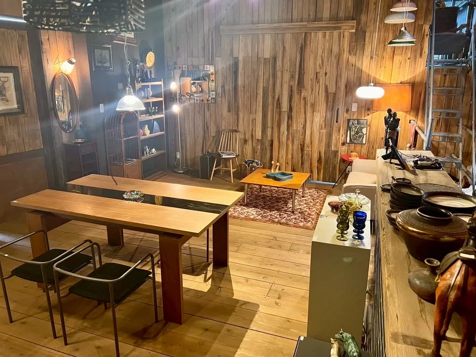 温かみのあるヴィンテージ家具ショップ風空間